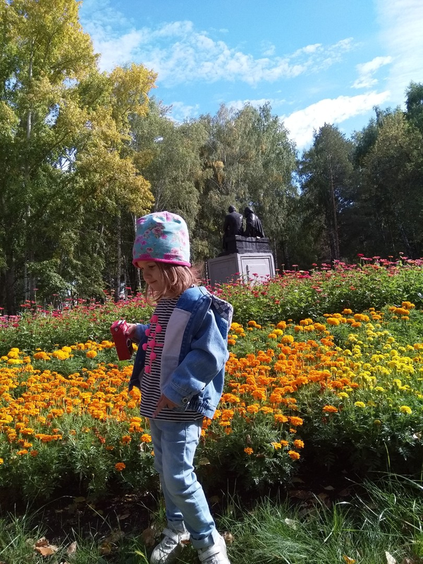 Детский рисунок - Осенняя прогулка в парке